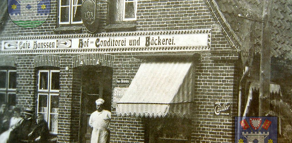 Conditormeister Carl Friedrich Hanssen vor seinem Café mit dem Wappenschild des Hoflieferanten Seiner Königlichen Hoheit des Landgrafen von Hessen