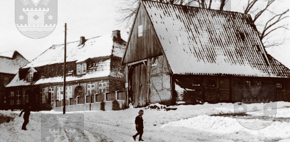 Von rechts hinten: Bäckerhaus Lorenz mit Milchgeschäft Frau Schlüter, Scheune