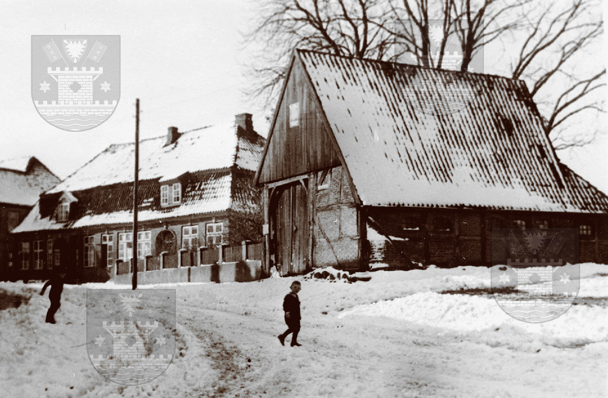 Von rechts hinten: Bäckerhaus Lorenz mit Milchgeschäft Frau Schlüter, Scheune